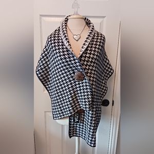 IZIA Black/white 3 button scarf/shawl